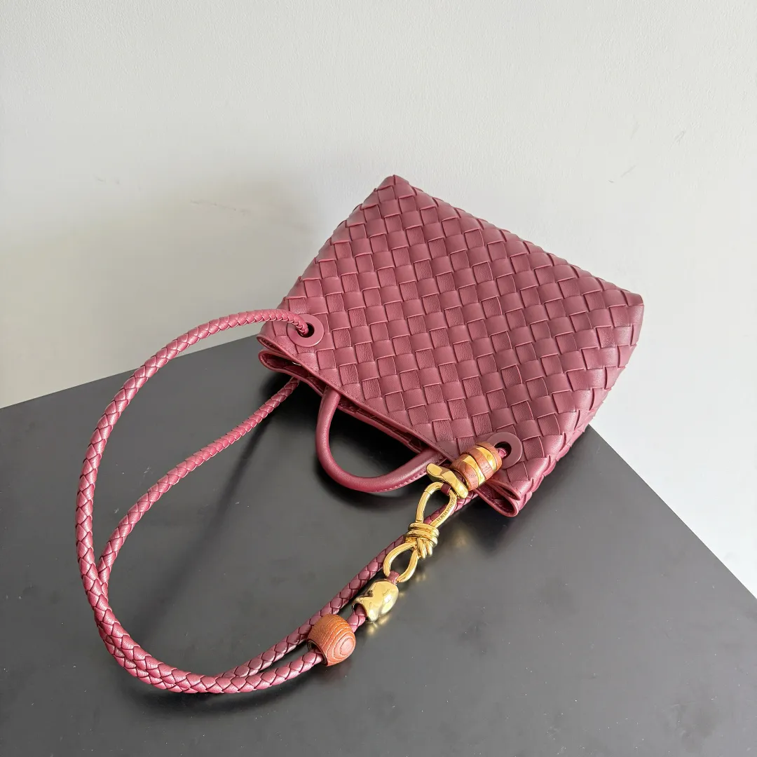 The new Andiamo batch of 3060 BV is shipped‼ ️The classic intercciato weaving process is used to create a soft bag, the metal knot is made of micro-cast aluminum using jewelry technology🪢, and the decorative beads are made of metal and hand-polished oak, allowing you to jump repeatedly between elegance and fun💃, making it unpredictable. Classic and versatile, it shows off your temperament, and the bag has a large capacity, making it very convenient for daily commuting! It has a variety of carrying methods, the shoulder straps can be adjusted by yourself, the original lambskin feels soft and delicate, and the unisex style breaks gender boundaries and brings a more practical and long-lasting use experience. The Andiamo, which has both elegant and casual styles, perfectly interprets the "fashionable old money style". Style number: 743568+wood hardware Color: Barro Red Size: 25*22*10.5cm